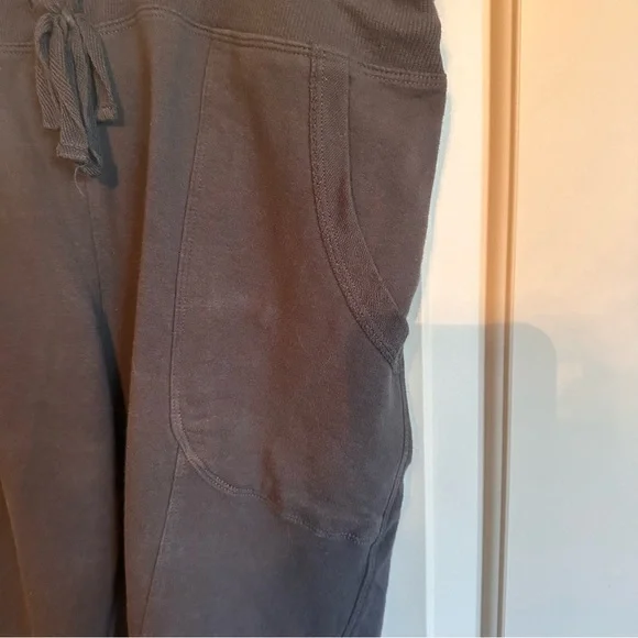 Eddie Bauer Size L dark grey capri sweatpants like - Picture 5 of 7